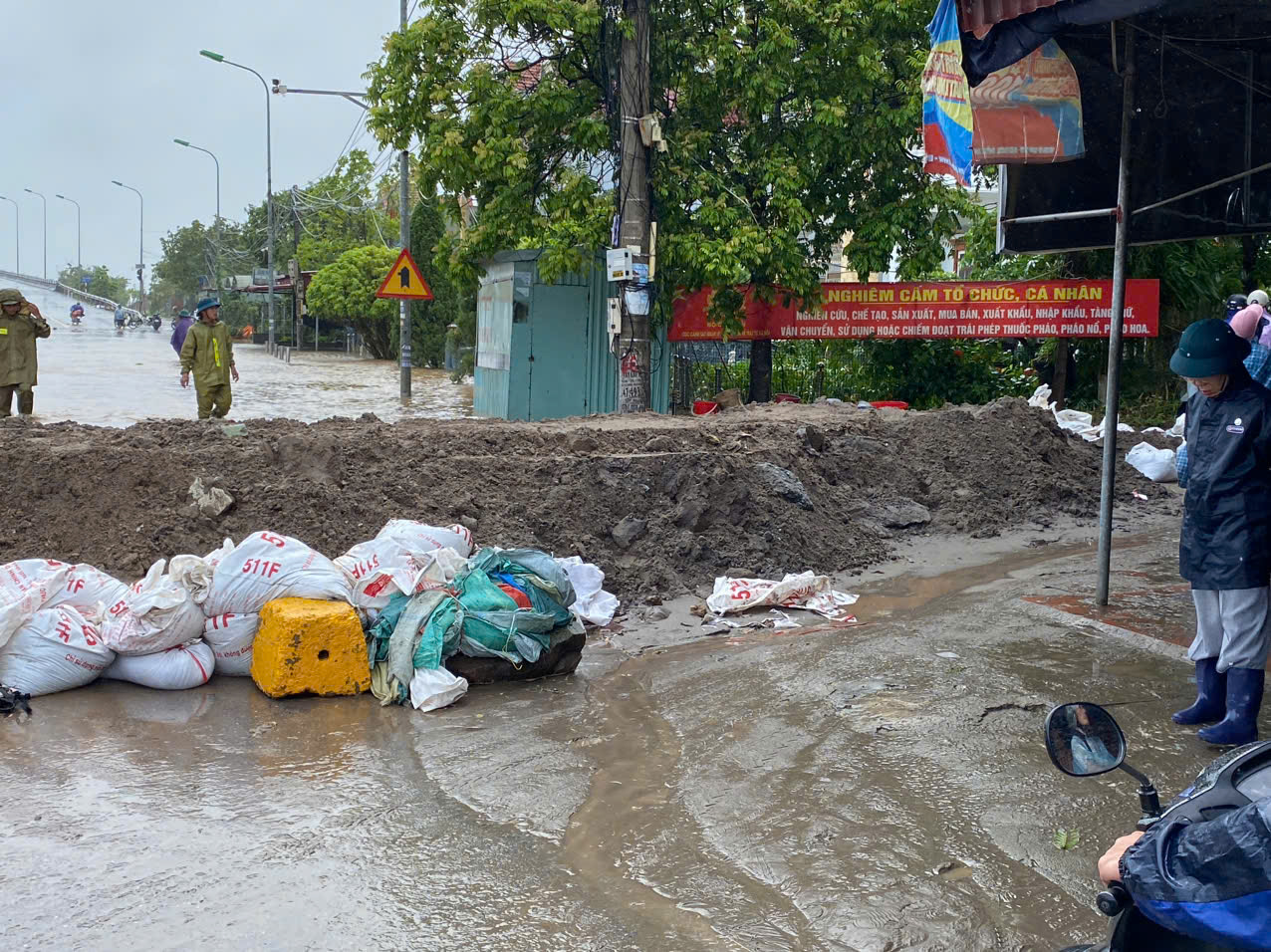 Công an xã An Hưng nhanh chóng thực hiện các biện pháp ngăn triều cường